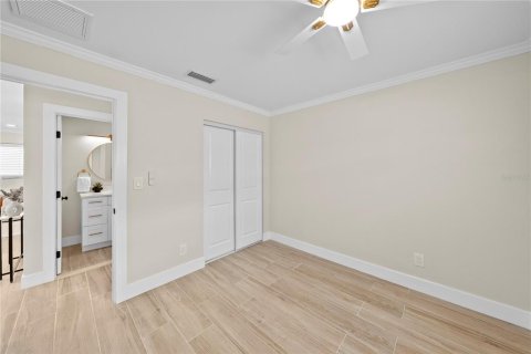 House in Saint Petersburg, Florida 4 bedrooms, 138.24 sq.m. № 1904095 - photo 24