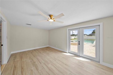 House in Saint Petersburg, Florida 4 bedrooms, 138.24 sq.m. № 1904095 - photo 15