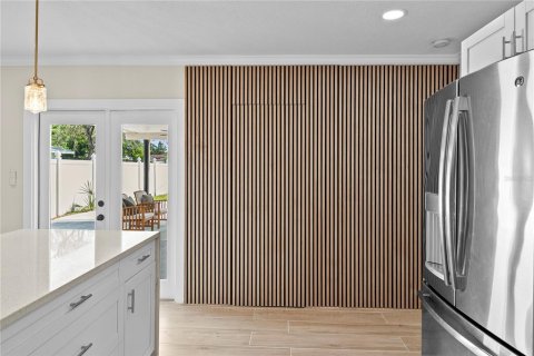 House in Saint Petersburg, Florida 4 bedrooms, 138.24 sq.m. № 1904095 - photo 11