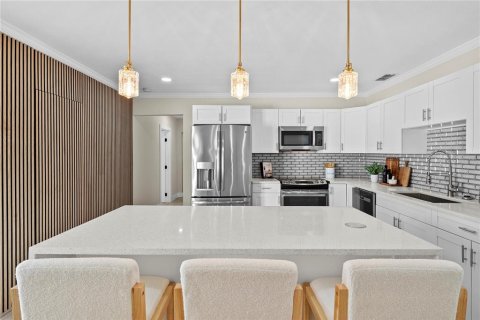 House in Saint Petersburg, Florida 4 bedrooms, 138.24 sq.m. № 1904095 - photo 9