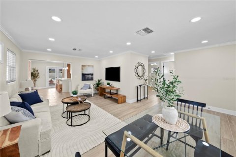 House in Saint Petersburg, Florida 4 bedrooms, 138.24 sq.m. № 1904095 - photo 5