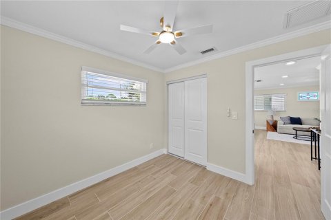 House in Saint Petersburg, Florida 4 bedrooms, 138.24 sq.m. № 1904095 - photo 27