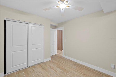 House in Saint Petersburg, Florida 4 bedrooms, 138.24 sq.m. № 1904095 - photo 21