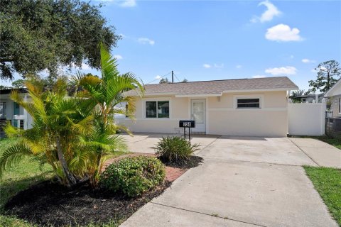 House in Saint Petersburg, Florida 4 bedrooms, 138.24 sq.m. № 1904095 - photo 1