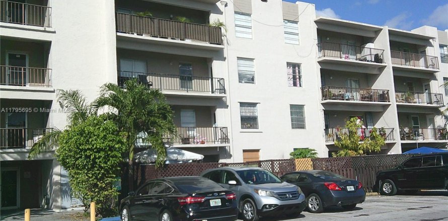 Condominio en Hialeah, Florida, 1 dormitorio  № 1726744