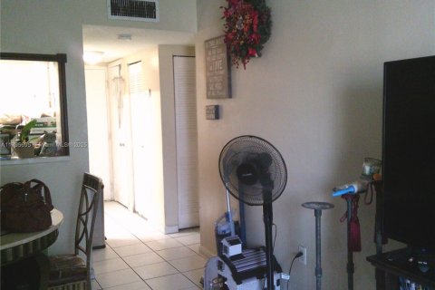 Condominio en venta en Hialeah, Florida, 1 dormitorio, 67.35 m2 № 1726744 - foto 5