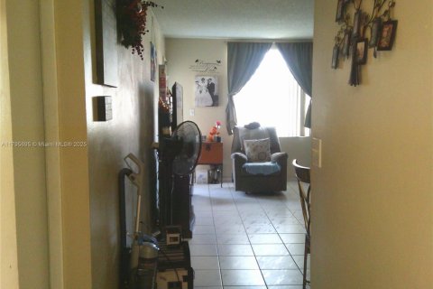 Condominio en venta en Hialeah, Florida, 1 dormitorio, 67.35 m2 № 1726744 - foto 4