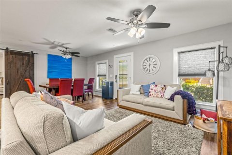 House in Saint Petersburg, Florida 3 bedrooms, 165.83 sq.m. № 1528291 - photo 7