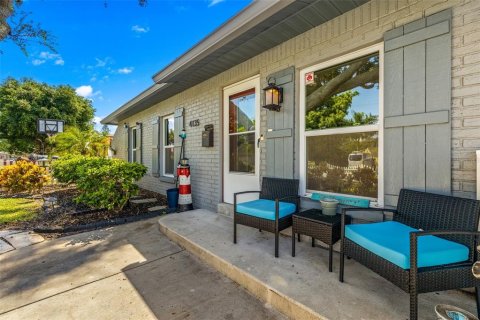 House in Saint Petersburg, Florida 3 bedrooms, 165.83 sq.m. № 1528291 - photo 3