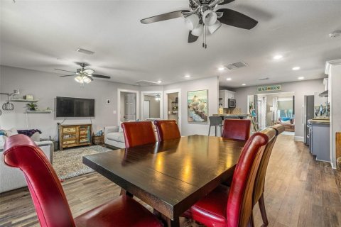 House in Saint Petersburg, Florida 3 bedrooms, 165.83 sq.m. № 1528291 - photo 6
