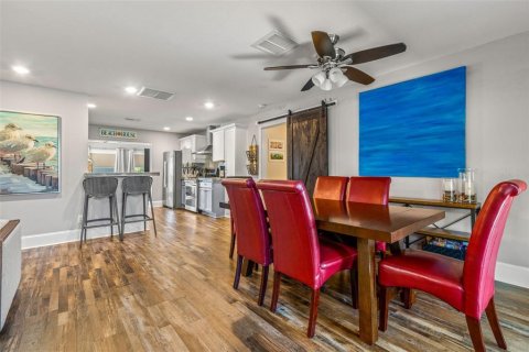 House in Saint Petersburg, Florida 3 bedrooms, 165.83 sq.m. № 1528291 - photo 5