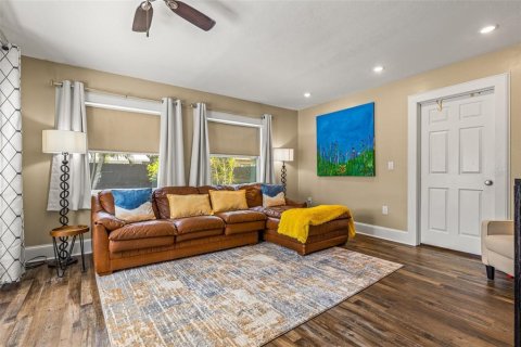 House in Saint Petersburg, Florida 3 bedrooms, 165.83 sq.m. № 1528291 - photo 13
