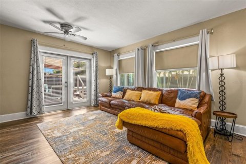 House in Saint Petersburg, Florida 3 bedrooms, 165.83 sq.m. № 1528291 - photo 14