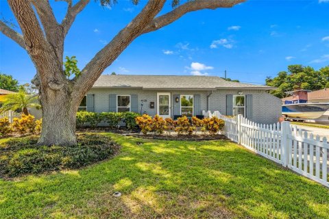House in Saint Petersburg, Florida 3 bedrooms, 165.83 sq.m. № 1528291 - photo 2