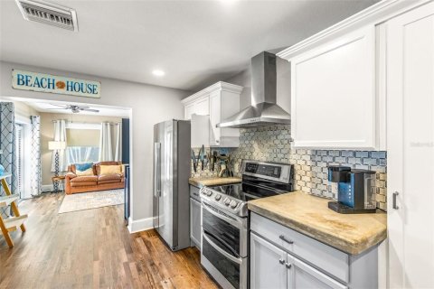 House in Saint Petersburg, Florida 3 bedrooms, 165.83 sq.m. № 1528291 - photo 10