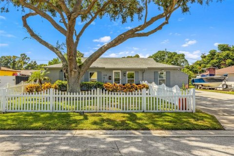 House in Saint Petersburg, Florida 3 bedrooms, 165.83 sq.m. № 1528291 - photo 1