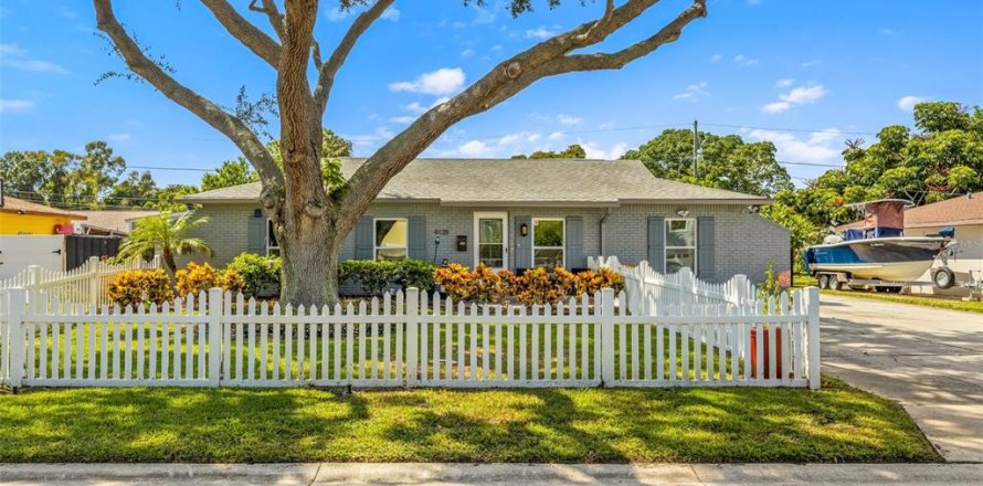 House in Saint Petersburg, Florida 3 bedrooms, 165.83 sq.m. № 1528291