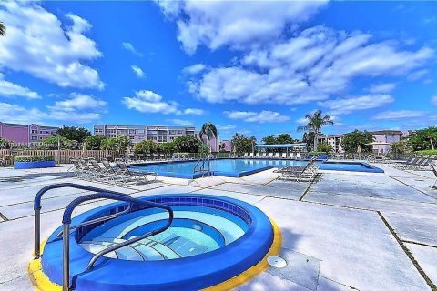 Copropriété à vendre à Sunrise, Floride: 2 chambres, 75.72 m2 № 1939944 - photo 17