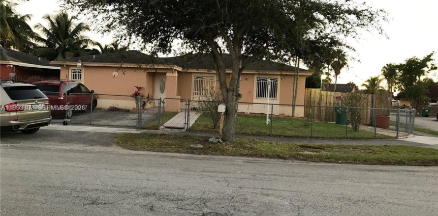 Propiedad comercial en Miami, Florida 1 dormitorio, 29.26 m2 № 2055473