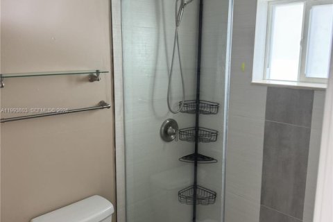 Propiedad comercial en alquiler en Miami, Florida, 1 dormitorio, 29.26 m2 № 2055473 - foto 2