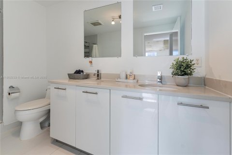 Condominio en alquiler en Miami, Florida, 2 dormitorios, 110.46 m2 № 1688612 - foto 22
