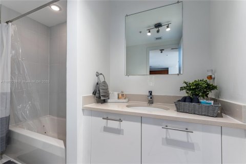Condominio en alquiler en Miami, Florida, 2 dormitorios, 110.46 m2 № 1688612 - foto 20
