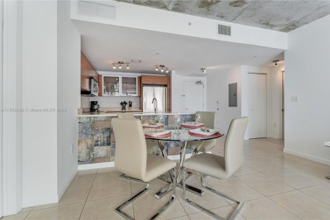Condominio en alquiler en Miami, Florida, 2 dormitorios, 110.46 m2 № 1688612 - foto 11