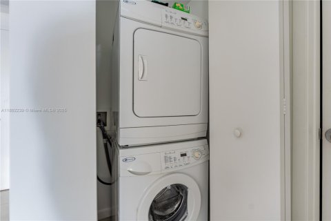 Condominio en alquiler en Miami, Florida, 2 dormitorios, 110.46 m2 № 1688612 - foto 23