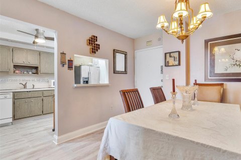 Condominio en venta en North Miami, Florida, 1 dormitorio, 81.29 m2 № 2077012 - foto 11