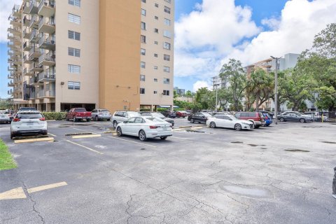 Condominio en venta en North Miami, Florida, 1 dormitorio, 81.29 m2 № 2077012 - foto 25