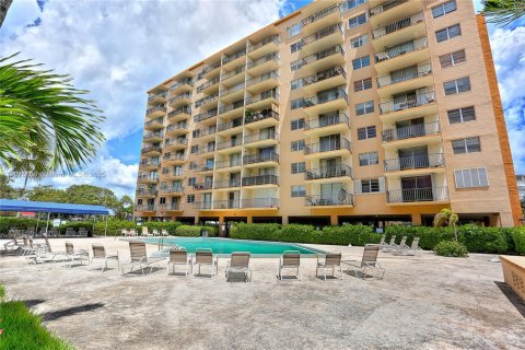 Condominio en venta en North Miami, Florida, 1 dormitorio, 81.29 m2 № 2077012 - foto 27