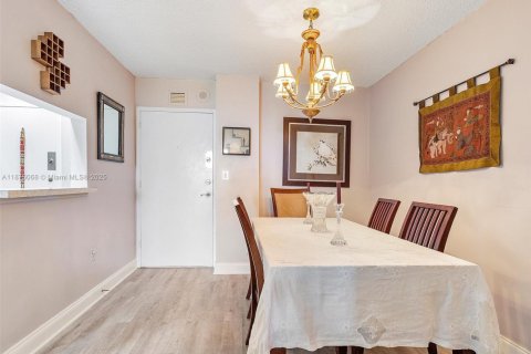 Condominio en venta en North Miami, Florida, 1 dormitorio, 81.29 m2 № 2077012 - foto 12