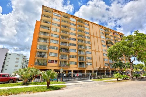 Condominio en venta en North Miami, Florida, 1 dormitorio, 81.29 m2 № 2077012 - foto 2