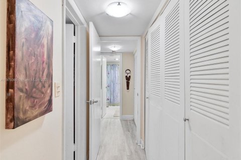 Condominio en venta en North Miami, Florida, 1 dormitorio, 81.29 m2 № 2077012 - foto 18