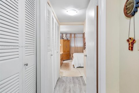 Condominio en venta en North Miami, Florida, 1 dormitorio, 81.29 m2 № 2077012 - foto 17