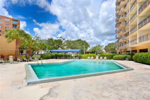 Condominio en North Miami, Florida, 1 dormitorio  № 2077012