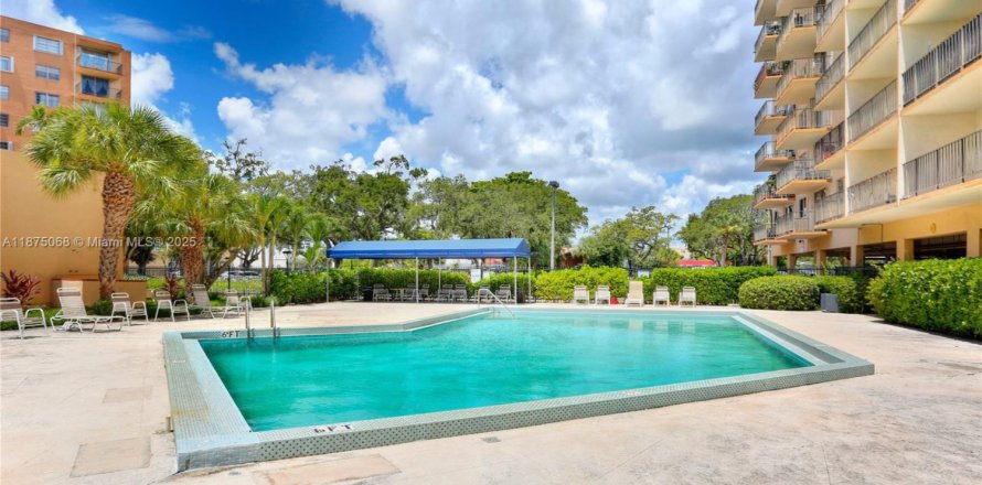 Condominio en North Miami, Florida, 1 dormitorio  № 2077012