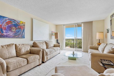 Condominio en venta en North Miami, Florida, 1 dormitorio, 81.29 m2 № 2077012 - foto 3