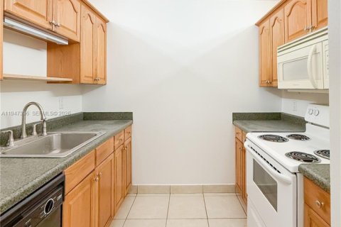 Condo in Cutler Bay, Florida, 2 bedrooms  № 2003378 - photo 12