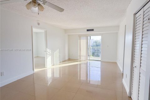 Condo in Cutler Bay, Florida, 2 bedrooms  № 2003378 - photo 4