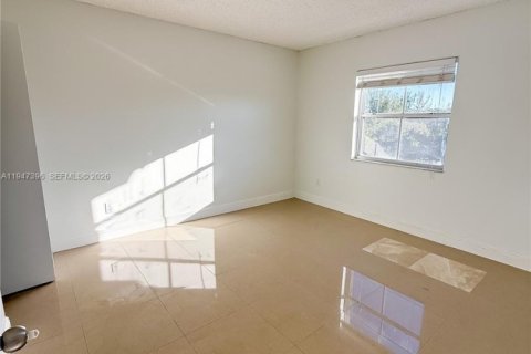 Condo in Cutler Bay, Florida, 2 bedrooms  № 2003378 - photo 5