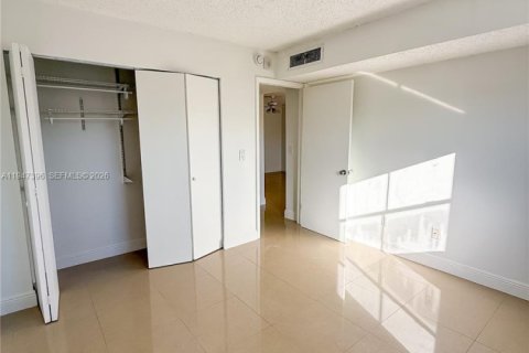 Condo in Cutler Bay, Florida, 2 bedrooms  № 2003378 - photo 9