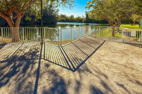 Condo in Cutler Bay, Florida, 2 bedrooms  № 2003378 - photo 16