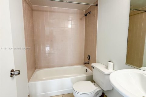 Condo in Cutler Bay, Florida, 2 bedrooms  № 2003378 - photo 11