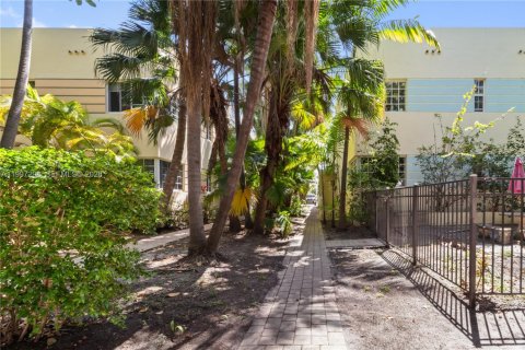 Condo in Miami Beach, Florida, 2 bedrooms  № 2059251 - photo 12
