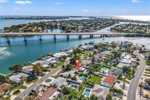 House in Saint Pete Beach, Florida 3 bedrooms, 133.59 sq.m. № 1675811 - photo 22