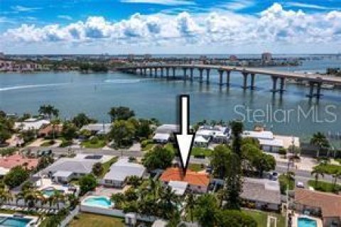 House in Saint Pete Beach, Florida 3 bedrooms, 133.59 sq.m. № 1675811 - photo 25