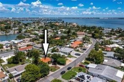 House in Saint Pete Beach, Florida 3 bedrooms, 133.59 sq.m. № 1675811 - photo 1