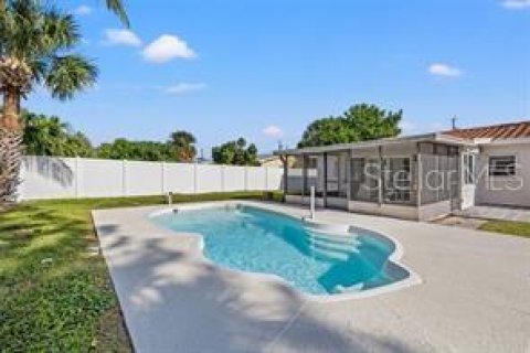 House in Saint Pete Beach, Florida 3 bedrooms, 133.59 sq.m. № 1675811 - photo 15