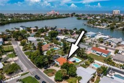 House in Saint Pete Beach, Florida 3 bedrooms, 133.59 sq.m. № 1675811 - photo 27